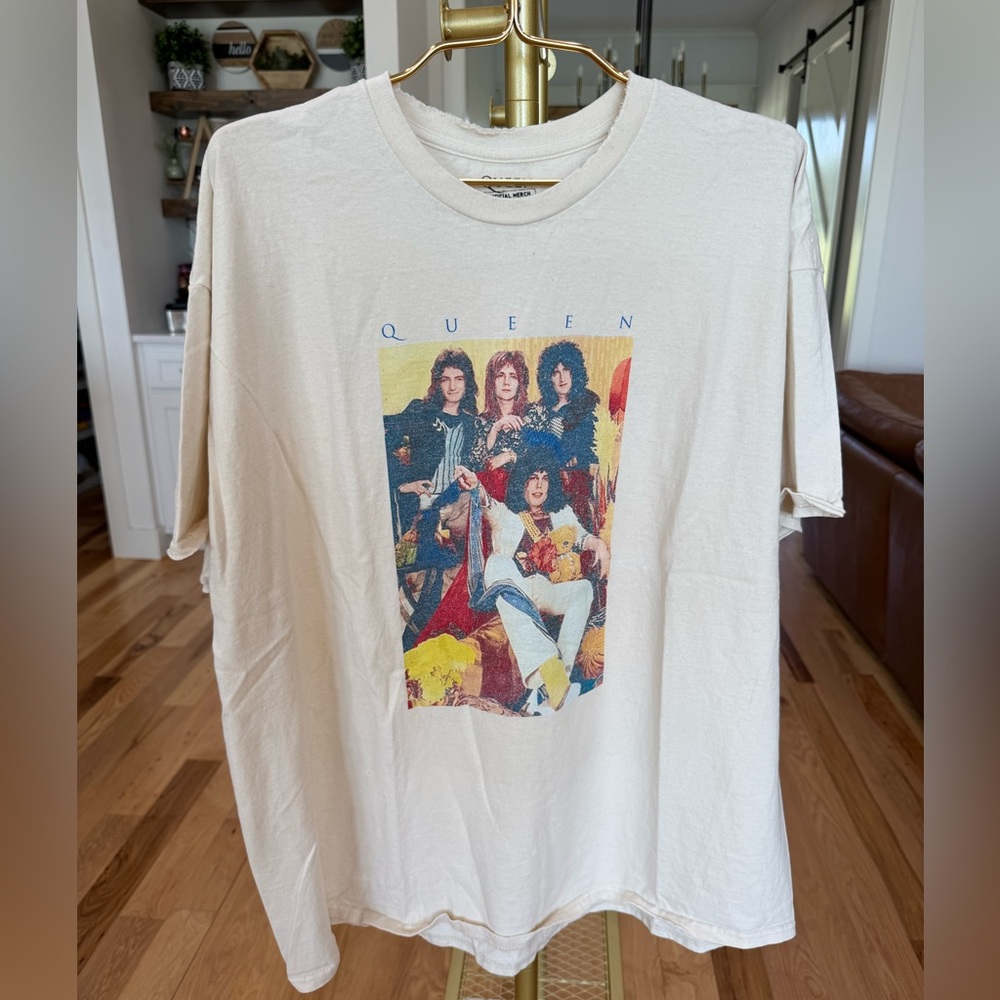 Queen NWOT Band XL Tee Graphic Distressed Ivory T-Shirt by Livy Lu T9 - Picture 1 of 7